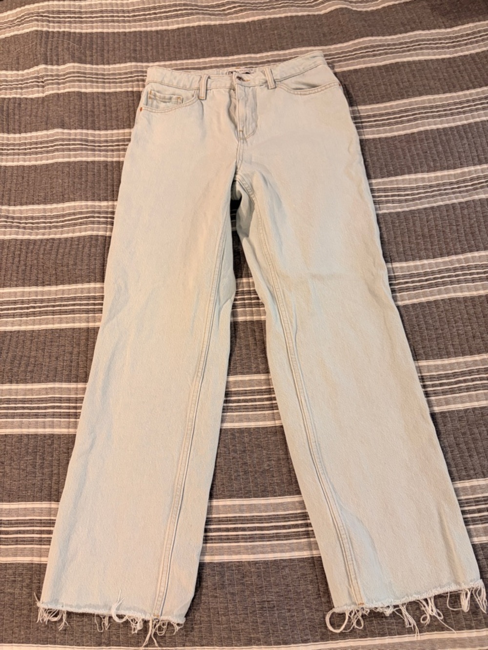 Nwot Zara Light Wash Straight Leg Jeans Women’s Size 6- Frayed Hem